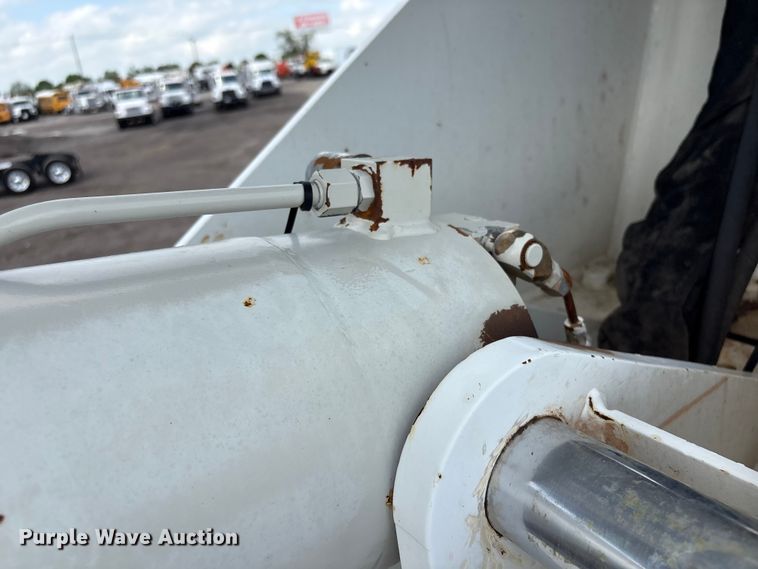image for item EG8991 2007 Peterbilt 340 crane truck
