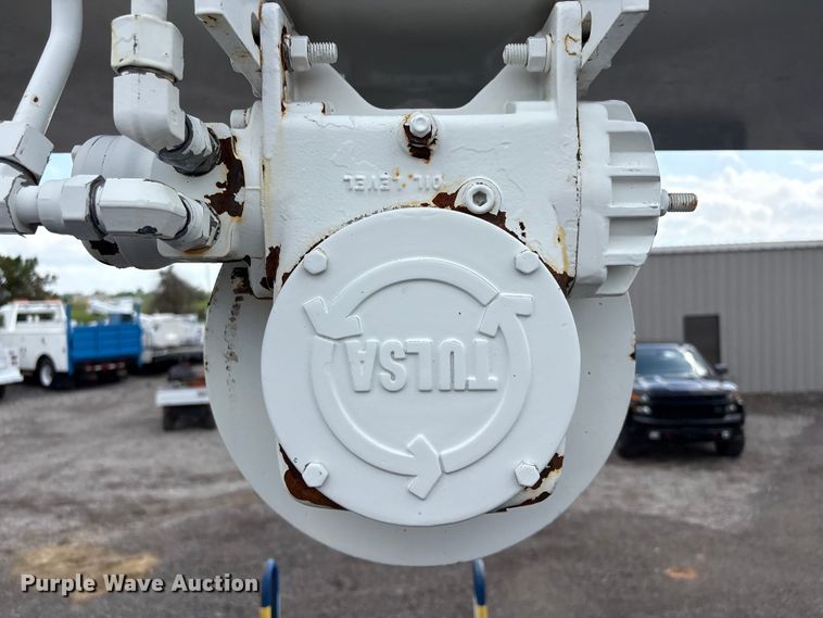 image for item EG8991 2007 Peterbilt 340 crane truck