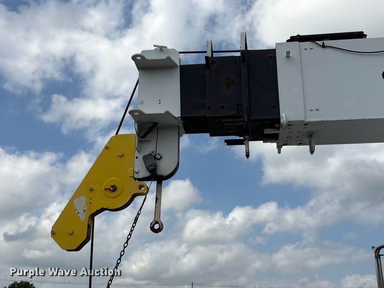 image for item EG8991 2007 Peterbilt 340 crane truck