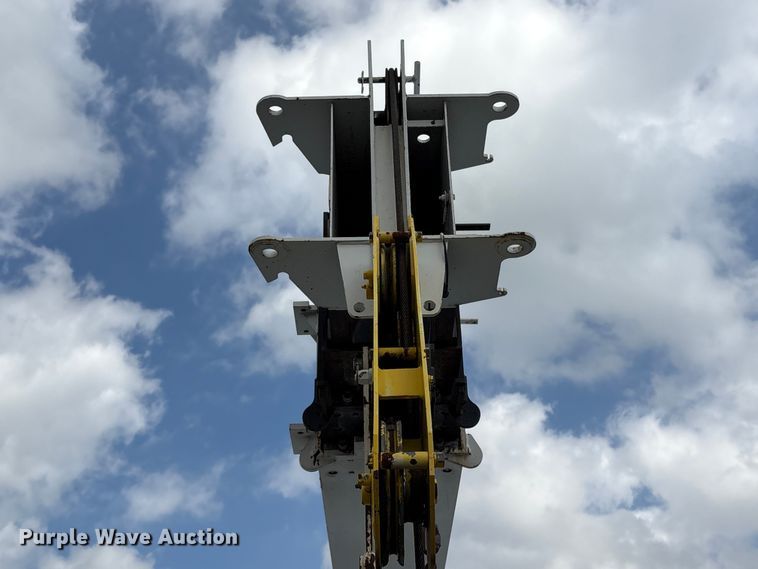 image for item EG8991 2007 Peterbilt 340 crane truck