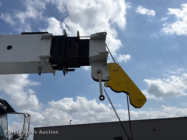 image for item EG8991 2007 Peterbilt 340 crane truck