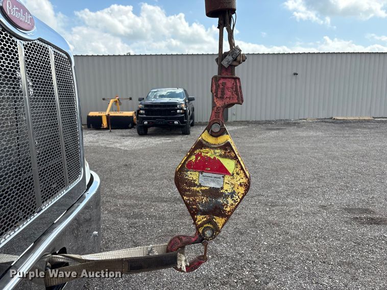 image for item EG8991 2007 Peterbilt 340 crane truck