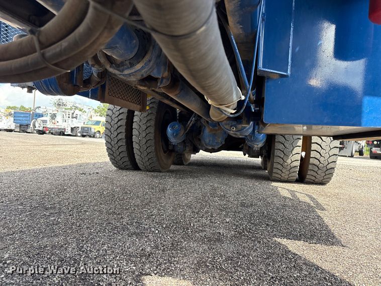 image for item EG8991 2007 Peterbilt 340 crane truck