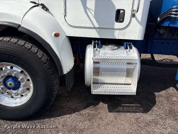 image for item EG8991 2007 Peterbilt 340 crane truck