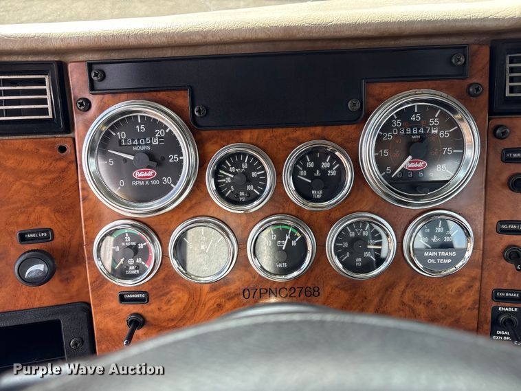 image for item EG8991 2007 Peterbilt 340 crane truck