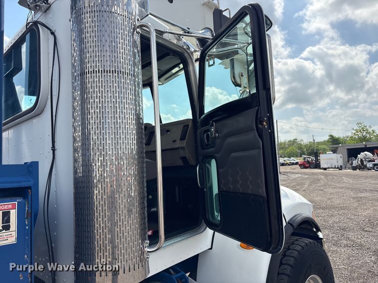 image for item EG8991 2007 Peterbilt 340 crane truck