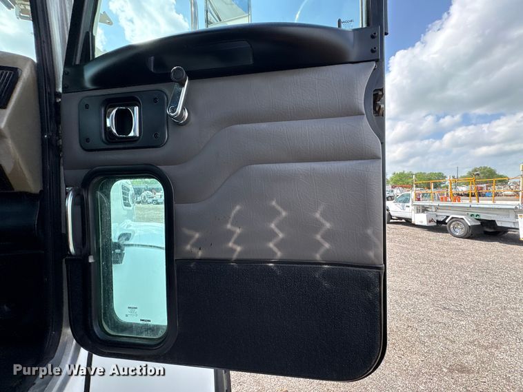 image for item EG8991 2007 Peterbilt 340 crane truck