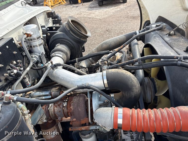 image for item EG8991 2007 Peterbilt 340 crane truck