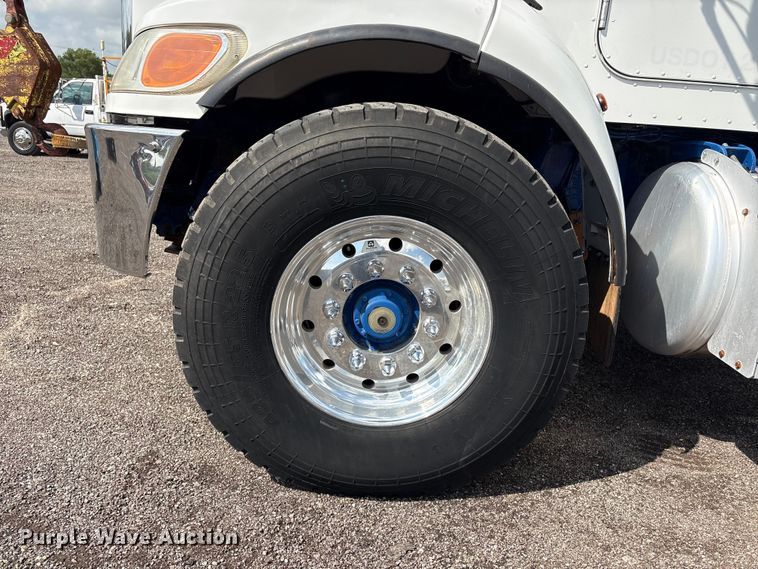 image for item EG8991 2007 Peterbilt 340 crane truck