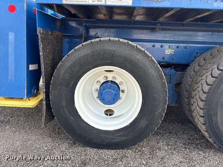 image for item EG8991 2007 Peterbilt 340 crane truck