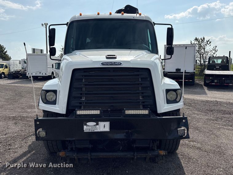 image for item EG8996 2013 Freightliner 114SD crane truck