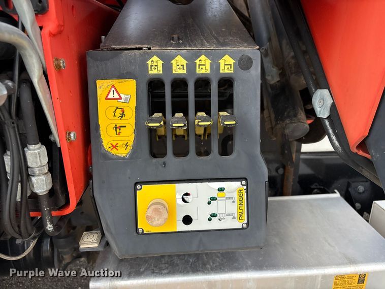 image for item EG8996 2013 Freightliner 114SD crane truck