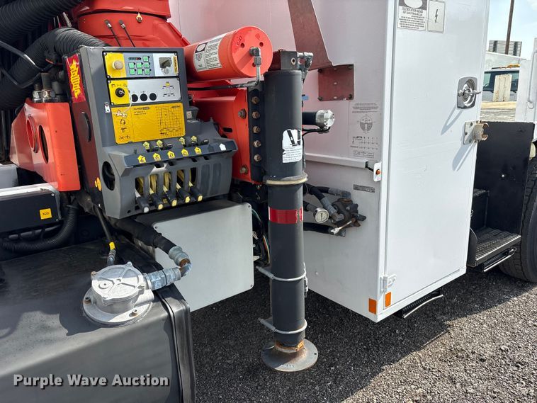 image for item EG8996 2013 Freightliner 114SD crane truck