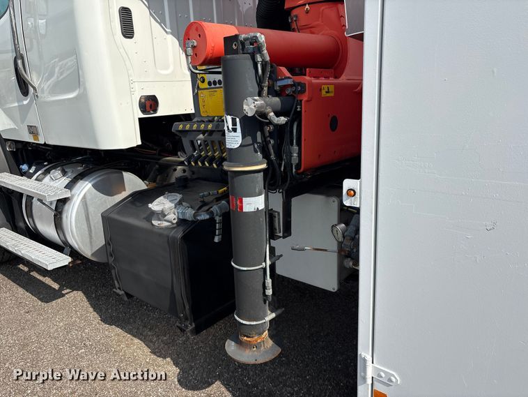 image for item EG8996 2013 Freightliner 114SD crane truck