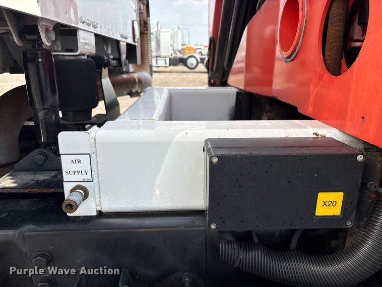 image for item EG8996 2013 Freightliner 114SD crane truck