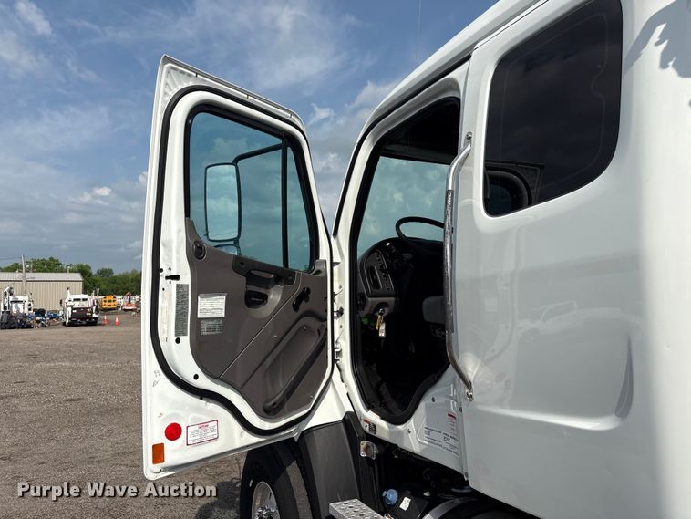 image for item EG8996 2013 Freightliner 114SD crane truck