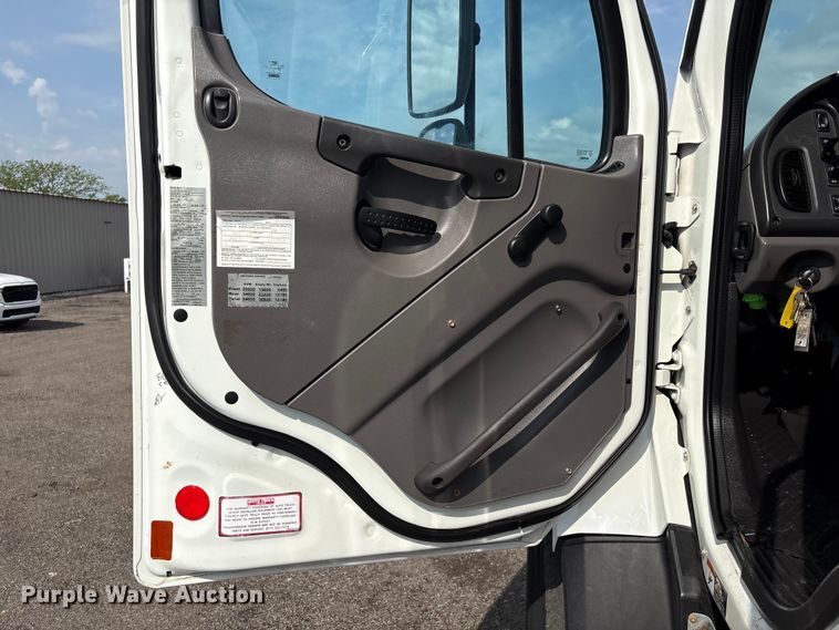 image for item EG8996 2013 Freightliner 114SD crane truck