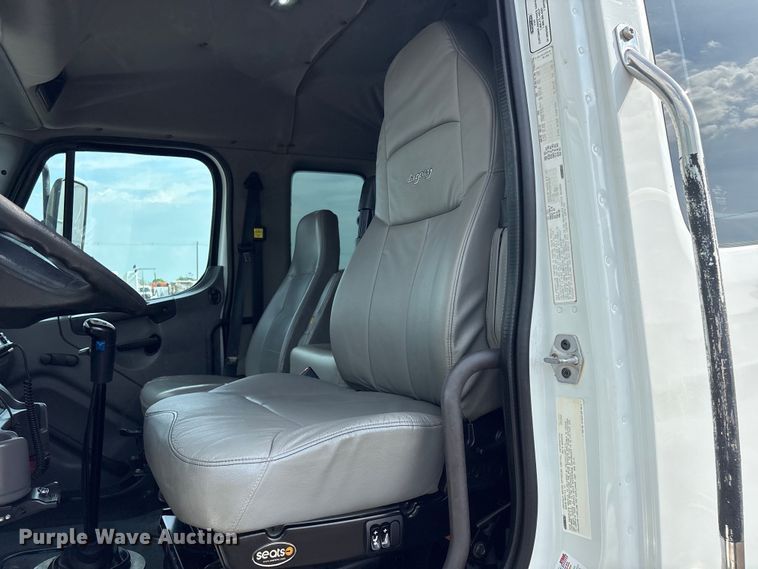 image for item EG8996 2013 Freightliner 114SD crane truck