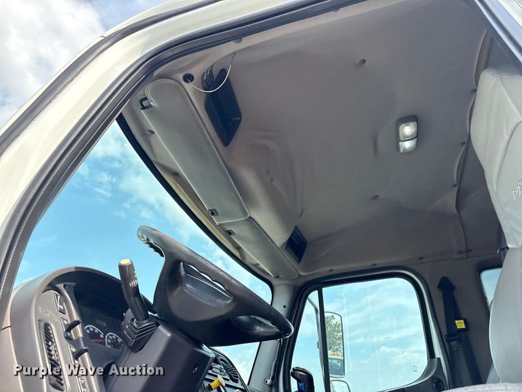 image for item EG8996 2013 Freightliner 114SD crane truck