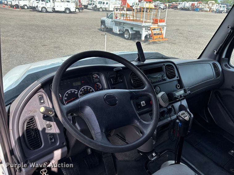 image for item EG8996 2013 Freightliner 114SD crane truck