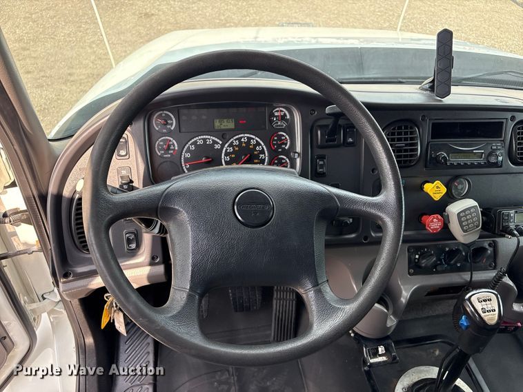 image for item EG8996 2013 Freightliner 114SD crane truck