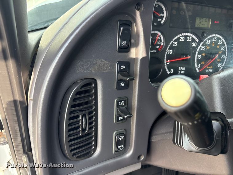 image for item EG8996 2013 Freightliner 114SD crane truck