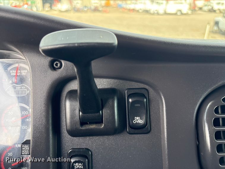 image for item EG8996 2013 Freightliner 114SD crane truck