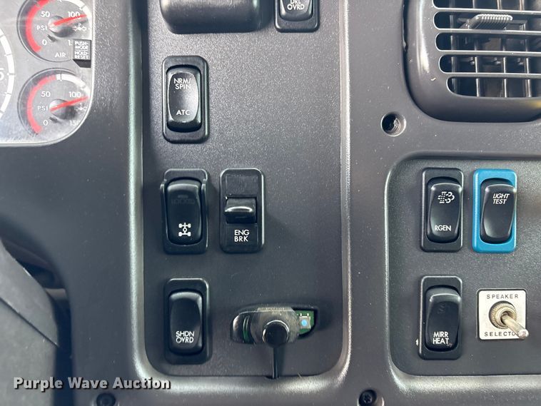 image for item EG8996 2013 Freightliner 114SD crane truck