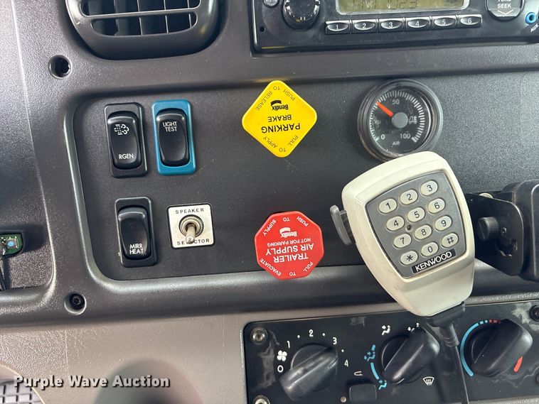 image for item EG8996 2013 Freightliner 114SD crane truck