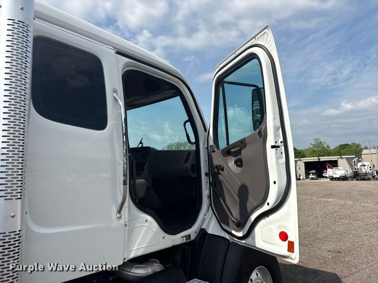 image for item EG8996 2013 Freightliner 114SD crane truck