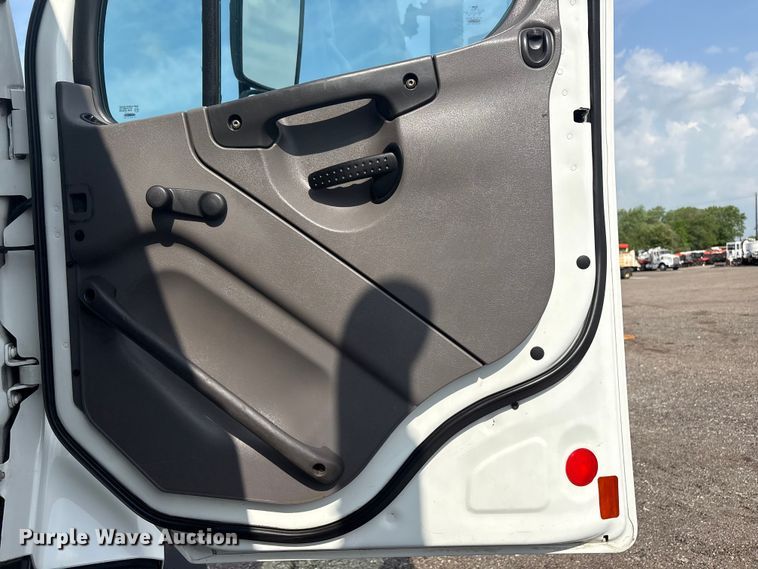 image for item EG8996 2013 Freightliner 114SD crane truck