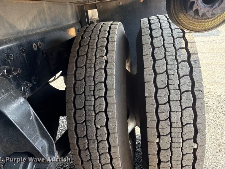 image for item EG8996 2013 Freightliner 114SD crane truck