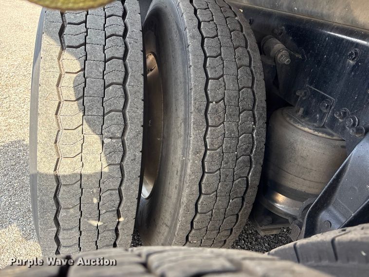 image for item EG8996 2013 Freightliner 114SD crane truck