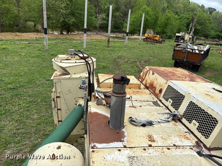 image for item EO4180 2001 Ingersoll Rand CM695D drilling rig