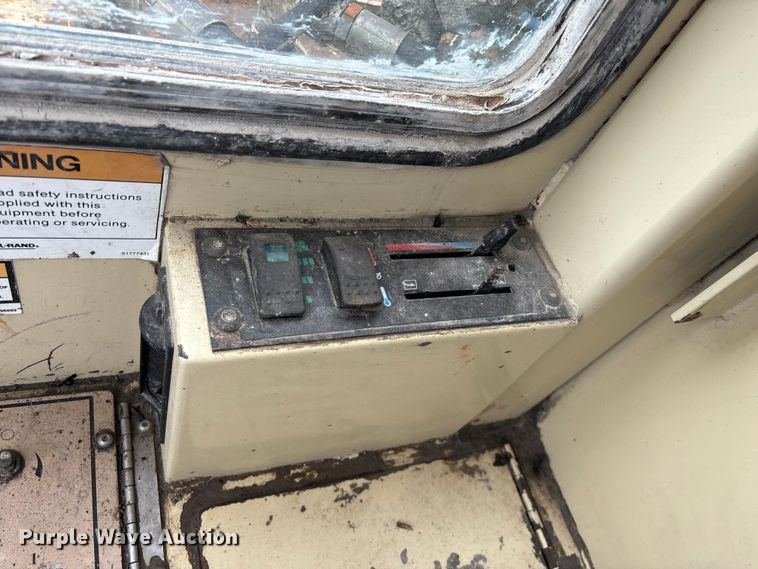 image for item EO4180 2001 Ingersoll Rand CM695D drilling rig