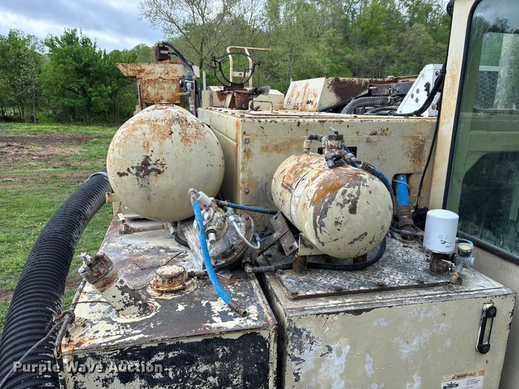 image for item EO4182 1996 Ingersoll Rand CM695D drilling rig