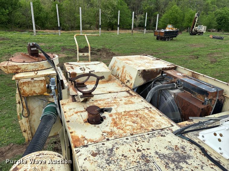 image for item EO4182 1996 Ingersoll Rand CM695D drilling rig