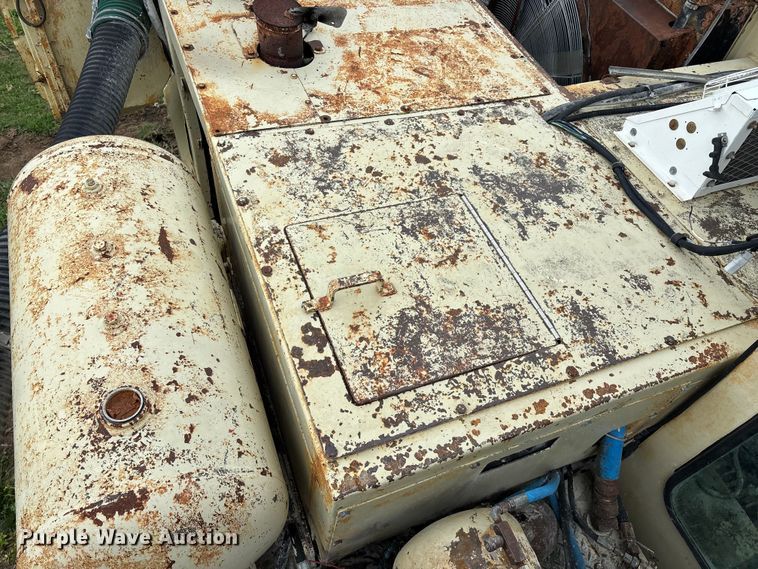 image for item EO4182 1996 Ingersoll Rand CM695D drilling rig