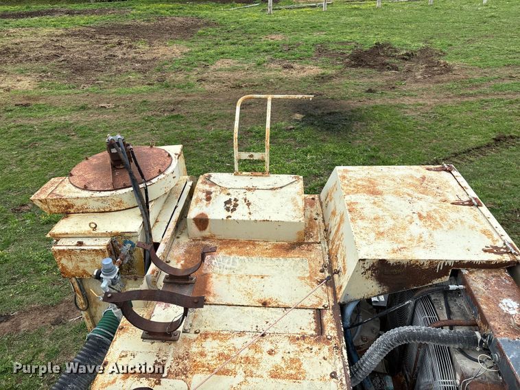 image for item EO4182 1996 Ingersoll Rand CM695D drilling rig