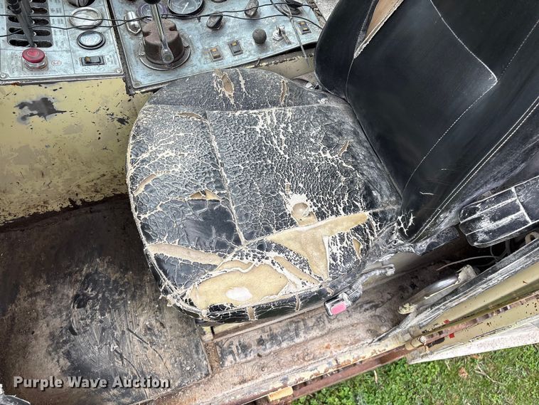 image for item EO4182 1996 Ingersoll Rand CM695D drilling rig