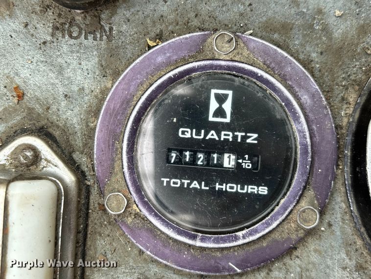 image for item EO4182 1996 Ingersoll Rand CM695D drilling rig