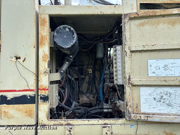 image for item EO4182 1996 Ingersoll Rand CM695D drilling rig