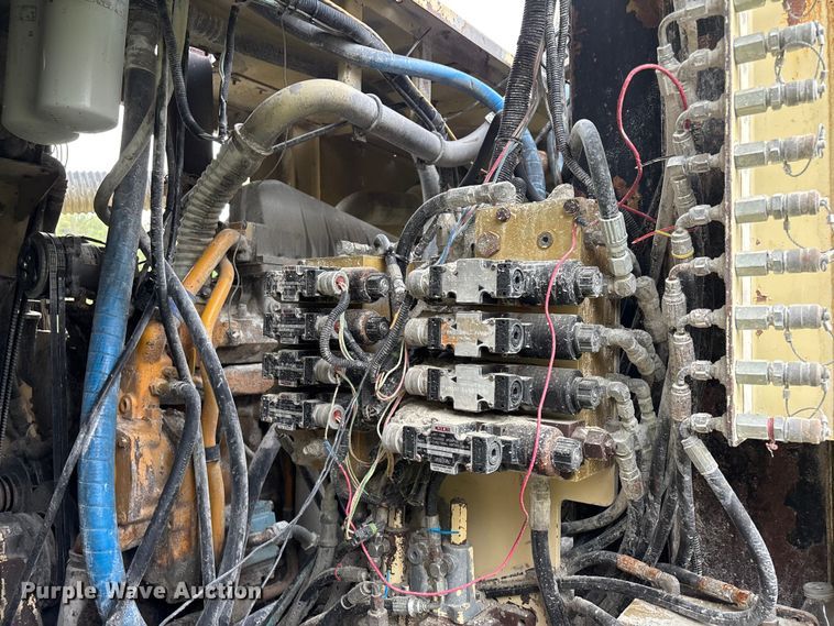 image for item EO4182 1996 Ingersoll Rand CM695D drilling rig