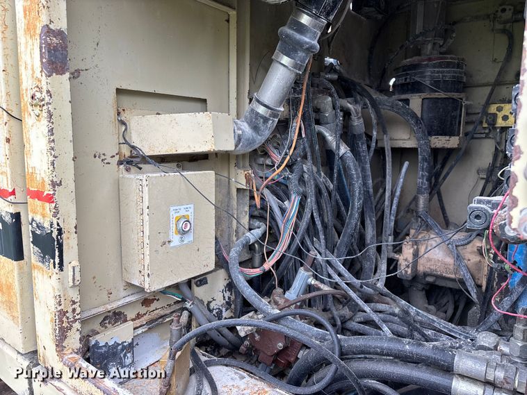 image for item EO4182 1996 Ingersoll Rand CM695D drilling rig