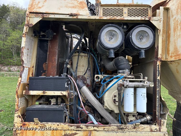 image for item EO4182 1996 Ingersoll Rand CM695D drilling rig