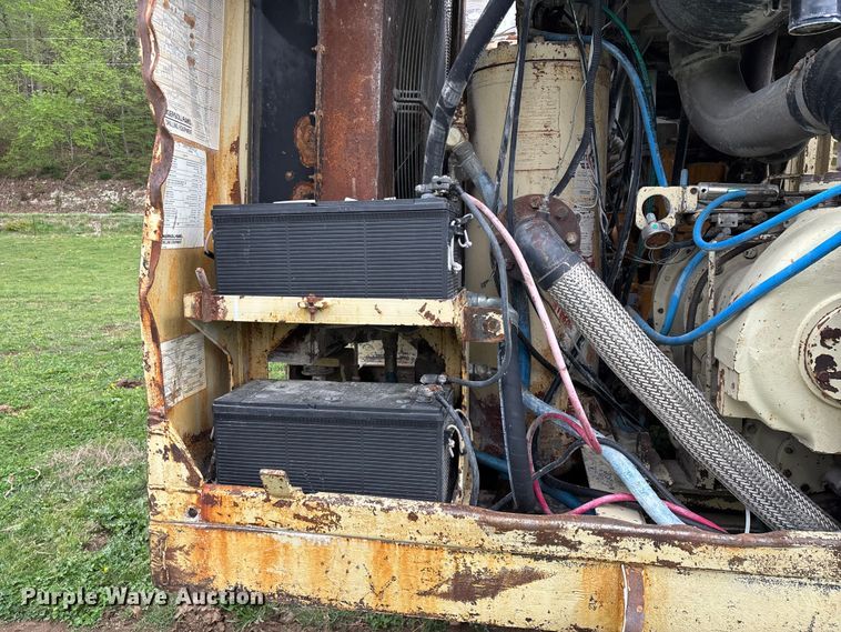 image for item EO4182 1996 Ingersoll Rand CM695D drilling rig