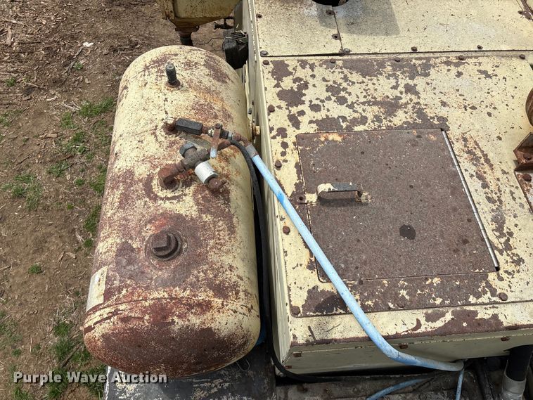 image for item EO4183 1990 Ingersoll Rand ECM690/YH100 drilling rig