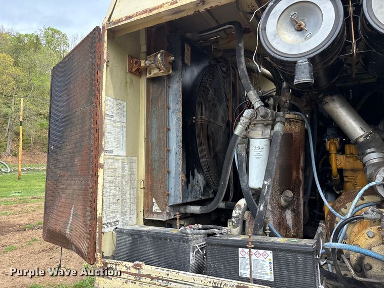 image for item EO4183 1990 Ingersoll Rand ECM690/YH100 drilling rig