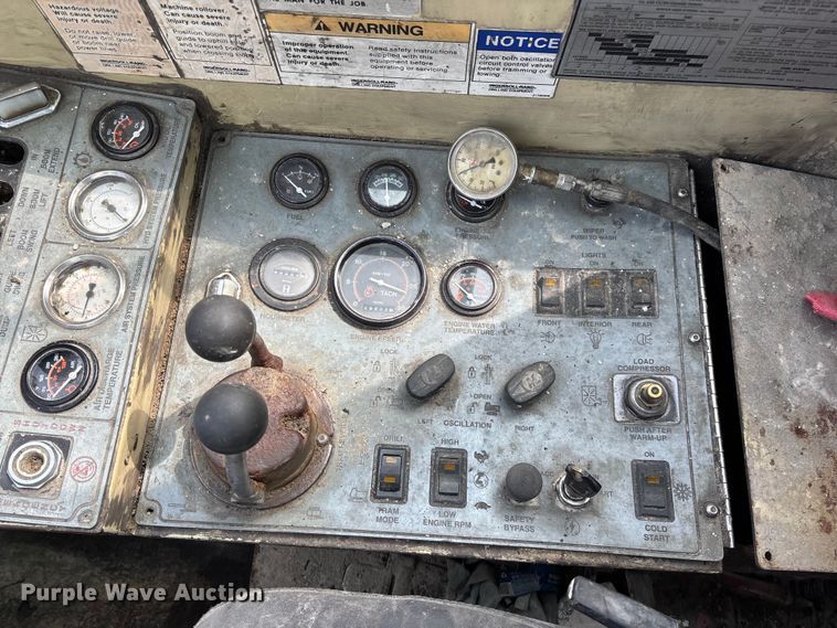 image for item EO4183 1990 Ingersoll Rand ECM690/YH100 drilling rig