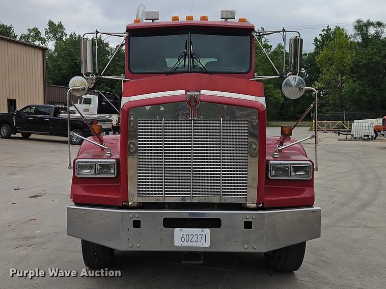 image for item EO7257 2001 Kenworth T800 semi truck